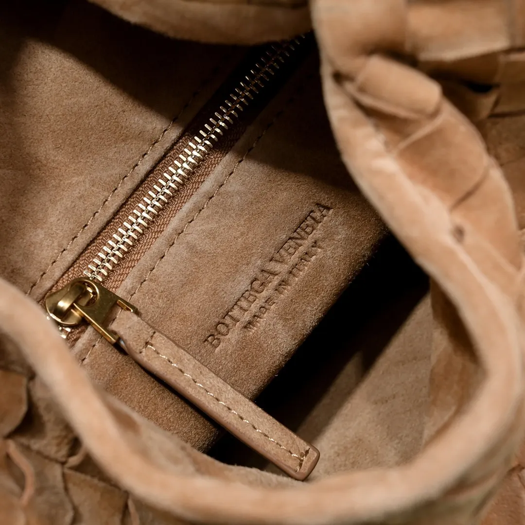 Batch 1860 #Bv New small size HOP bag - nubuck leather is here👇The bag body and handles are made of a whole piece of woven leather. The bag body is soft and lazy. Hop symbolizes the praise of innovation and eternal craftsmanship [love]. The pyramid silhouette combines practicality and fashion. It is modern and casual. The double-sided closure design of the bag mouth is more convenient and safe! The cowhide texture also makes the bag more wear-resistant and durable. A must-have for fashionable ladies who like minimalism yet comfortable and casual! Size: 41x20.5x7.5, Model: 3966#